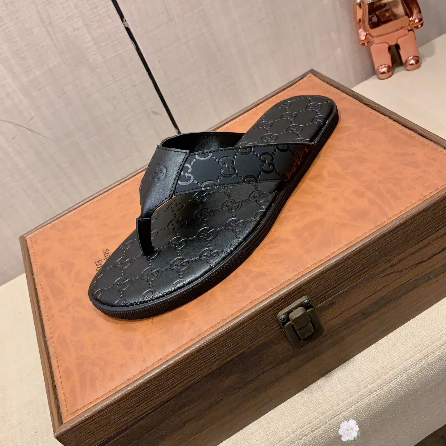 Slippers: New model: Factory price: 240💰💰🎩🎩🔥🔥《 Gucci* 》Series of slippers top purchasing agent🔍🔍Sold simultaneously for men, original Italian imported webbing made of selected cowhide, exquisite workmanship,), sole: (super comfortable) original factory special sole, ⚠️exclusive double-layer movable molded sole super comfortable⚠️, real shot🎬the real thing is more beautiful🔍🔍266 regular code 38-45,